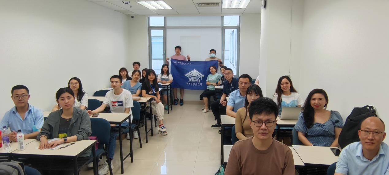 一群人在房间里描述已自动生成